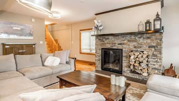 House, 6 Bedrooms, Balcony, Garden View | Living area | Books