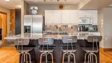 House, 6 Bedrooms, Balcony, Garden View | Private kitchen
