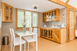 Casa, 6 habitaciones, balcón, vista al jardín | Restaurantes