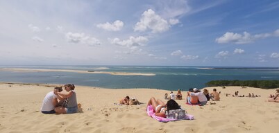 Appartement Lumineux Avec Jardin Privatif et Piscine, Près du lac