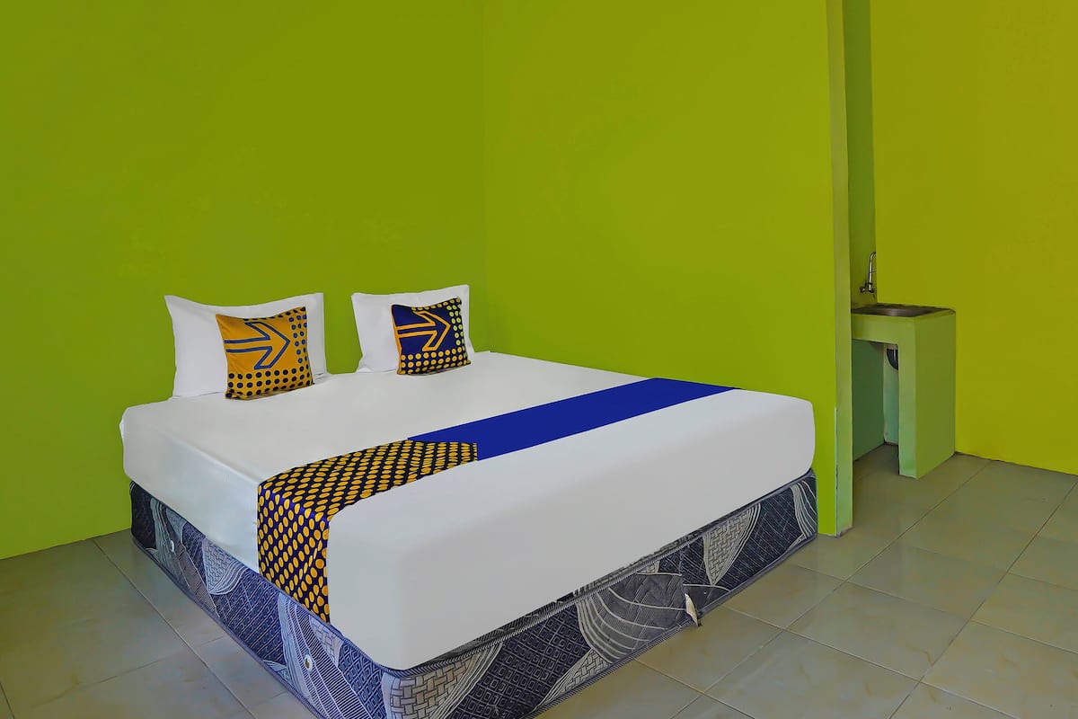 Economy Double Room | Desk, laptop workspace, free WiFi, bed sheets