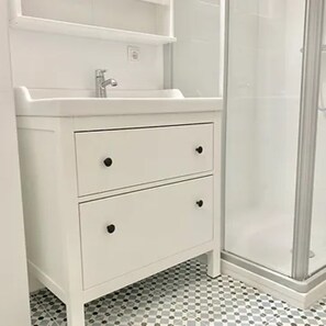 Serviettes fournies, papier de toilette