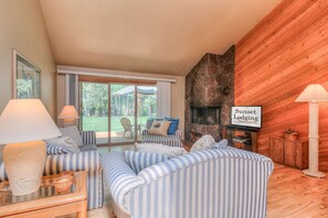 TV, fireplace - **New Years Special**- Pet Friendly, Single Level Condo Across from Clubhouse (Sunriver)