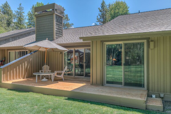 Terrace/patio - **New Years Special**- Pet Friendly, Single Level Condo Across from Clubhouse (Sunriver)