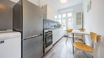 Comfort appartement | Privékeuken | Een koelkast/vriezer, een oven, een kookplaat