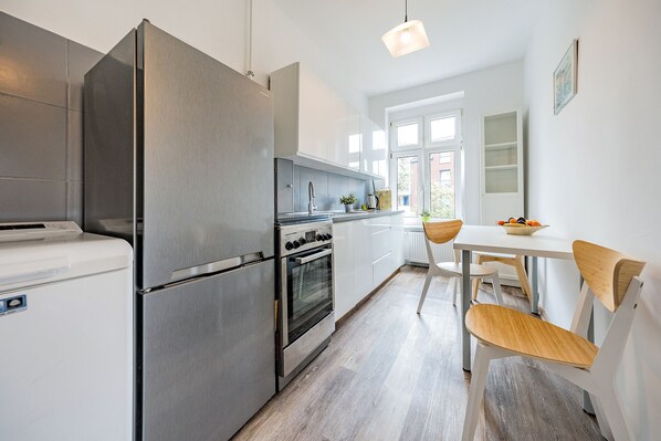 Appartement Confort | Cuisine privée | Grand réfrigérateur, four, plaque de cuisson