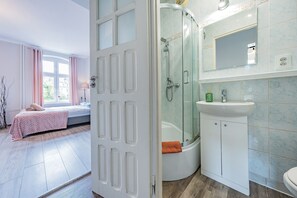 Comfort Apartment | Bathroom | Shower, hair dryer, towels, soap - Apartament Przytulny na Starym Mieście 2 sypialnie (Gdansk)