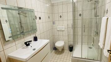 Dusche, Haartrockner, Handtücher, Seife