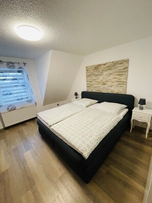 1 bedroom, free WiFi, bed sheets - EasyStay#3 Cozy vacation apartment near the clinic with box spring bed & Netflix (Bad Oeynhausen)