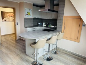 Fridge, microwave, oven, stovetop - EasyStay#3 Cozy vacation apartment near the clinic with box spring bed & Netflix (Bad Oeynhausen)