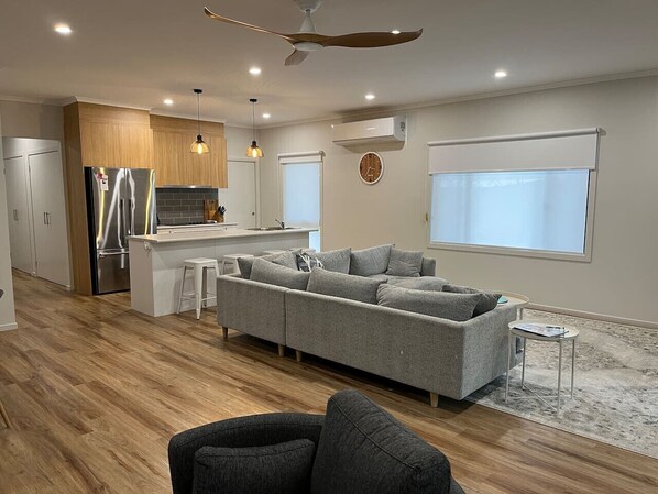 Smart TV, fireplace, DVD player, ping pong