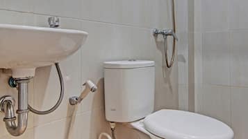 Economy Double Room | Bathroom | Shower, towels