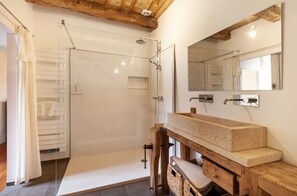Doccia, asciugacapelli, asciugamani, sapone