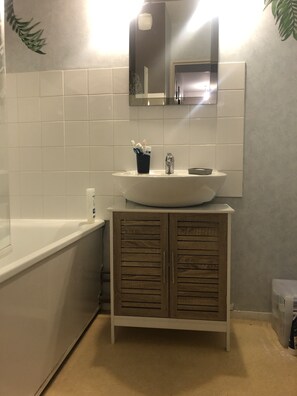 Haartrockner, Handtücher, Toilettenpapier