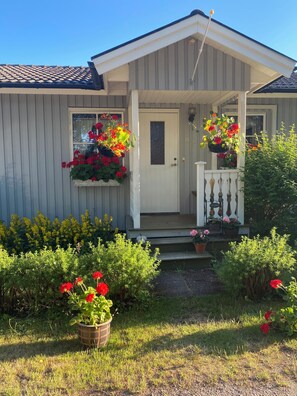 Exterior detail - Well equipped summer house near beach consisting of three houses. 10 beds. (Mörbylånga)