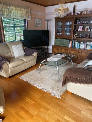 TV, fireplace - Well equipped summer house near beach consisting of three houses. 10 beds. (Mörbylånga)