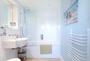 Een haardroger, handdoeken, zeep, shampoo