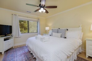 1 bedroom, iron/ironing board, free WiFi, bed sheets - 2359 Racquet Club: Charming and relaxing 1 Bedroom, Free Bikes, Pool, Tennis (Hilton Head Island)