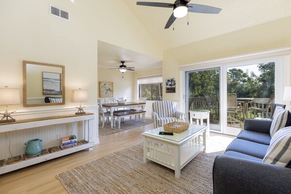 Smart TV - 2359 Racquet Club: Charming and relaxing 1 Bedroom, Free Bikes, Pool, Tennis (Hilton Head Island)