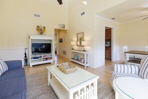 Smart TV - 2359 Racquet Club: Charming and relaxing 1 Bedroom, Free Bikes, Pool, Tennis (Hilton Head Island)