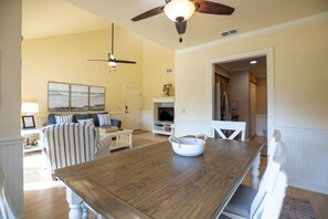 Dining - 2359 Racquet Club: Charming and relaxing 1 Bedroom, Free Bikes, Pool, Tennis (Hilton Head Island)