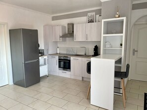 Fridge, microwave, oven, stovetop - EasyStay#4 Home Cinema apartment near the clinic with balcony, box-spring bed & Netflix (Bad Oeynhausen)