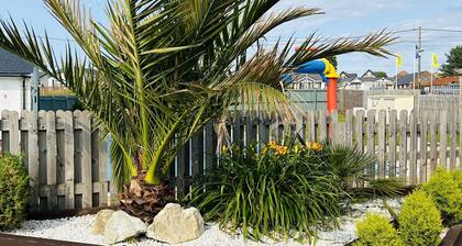 DELIGHTFUL MOBILE HOME, SEASALTER, WHITSTABLE. 2 MIN WALK TO SEASALTER BEACH