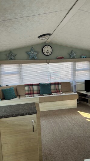 Televisor intel·ligent, llar de foc i llibres