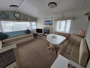 Smart TV, fireplace, books - DELIGHTFUL MOBILE HOME, SEASALTER, WHITSTABLE. 2 MIN WALK TO SEASALTER BEACH (Seasalter)