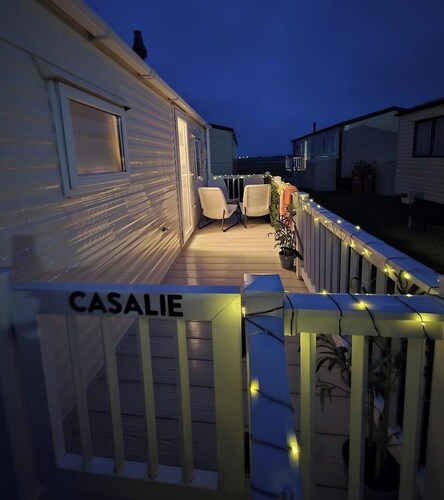 DELIGHTFUL MOBILE HOME, SEASALTER, WHITSTABLE. 2 MIN WALK TO SEASALTER BEACH
