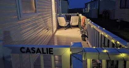 DELIGHTFUL MOBILE HOME, SEASALTER, WHITSTABLE. 2 MIN WALK TO SEASALTER BEACH