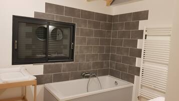 Douche, sĂšche-cheveux, serviettes fournies, savon