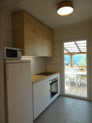 Kylskåp, mikrovågsugn, ugn och spishäll