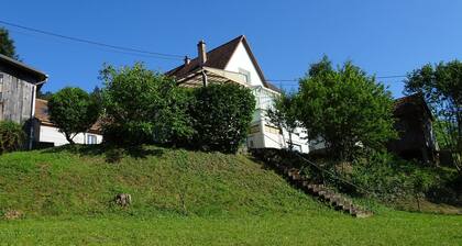Maison sur les hauteurs du village, vue dégagée et au départ des randonnées