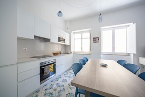 Kylskåp, mikrovågsugn, ugn och spishäll