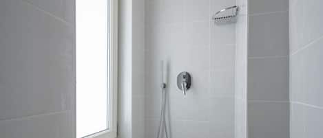 Shower, hair dryer, bidet, towels