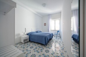 3 chambres, coffres-forts dans les chambres, fer et planche à repasser