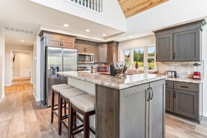 Frigorífico, microondas, lavavajillas y cafetera o tetera