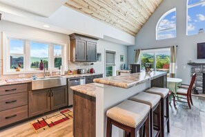 Fridge, microwave, dishwasher, coffee/tea maker