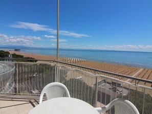 Outdoor dining - Sixth-floor Apartment With Spectacular View (Lignano Sabbiadoro)