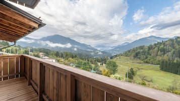 Phòng Deluxe (Ajarnola 3) | Hiên