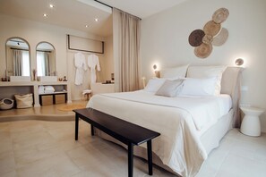 Executive Suite | 1 bedroom, premium bedding, free minibar, in-room safe