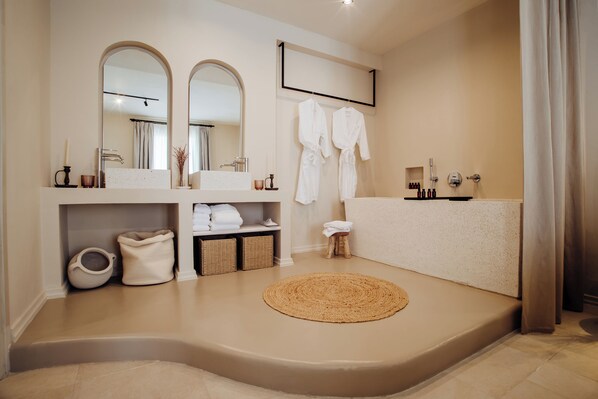 Executive Suite | Bathroom | Separate tub and shower, rainfall showerhead, designer toiletries
