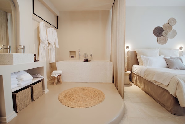 Executive Suite | 1 bedroom, premium bedding, free minibar, in-room safe