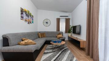 Villa, 3 Bedrooms, Private Pool, Mountain View | Living room | Fireplace