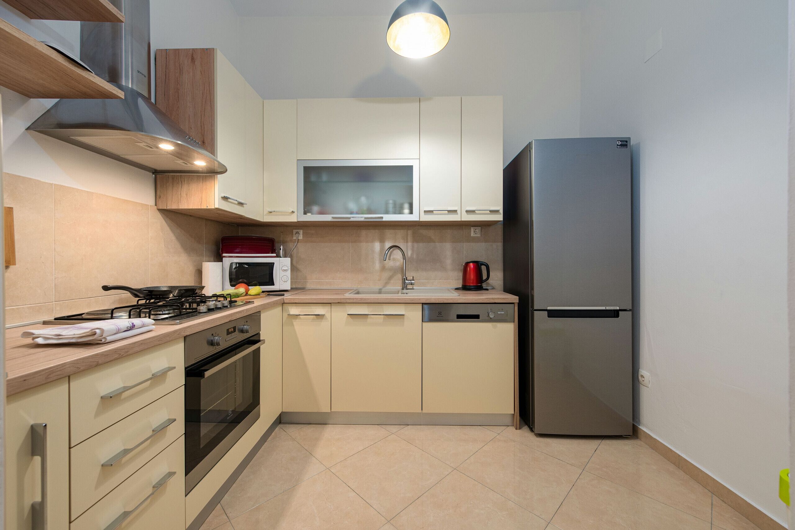 Microondas, horno, lavavajillas, cafetera/tetera