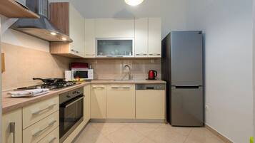 Microondas, horno, lavavajillas, cafetera/tetera