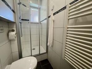 Douche, sèche-cheveux, serviettes fournies, savon