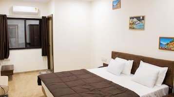 1 habitación, escritorio y espacio para trabajar con laptop