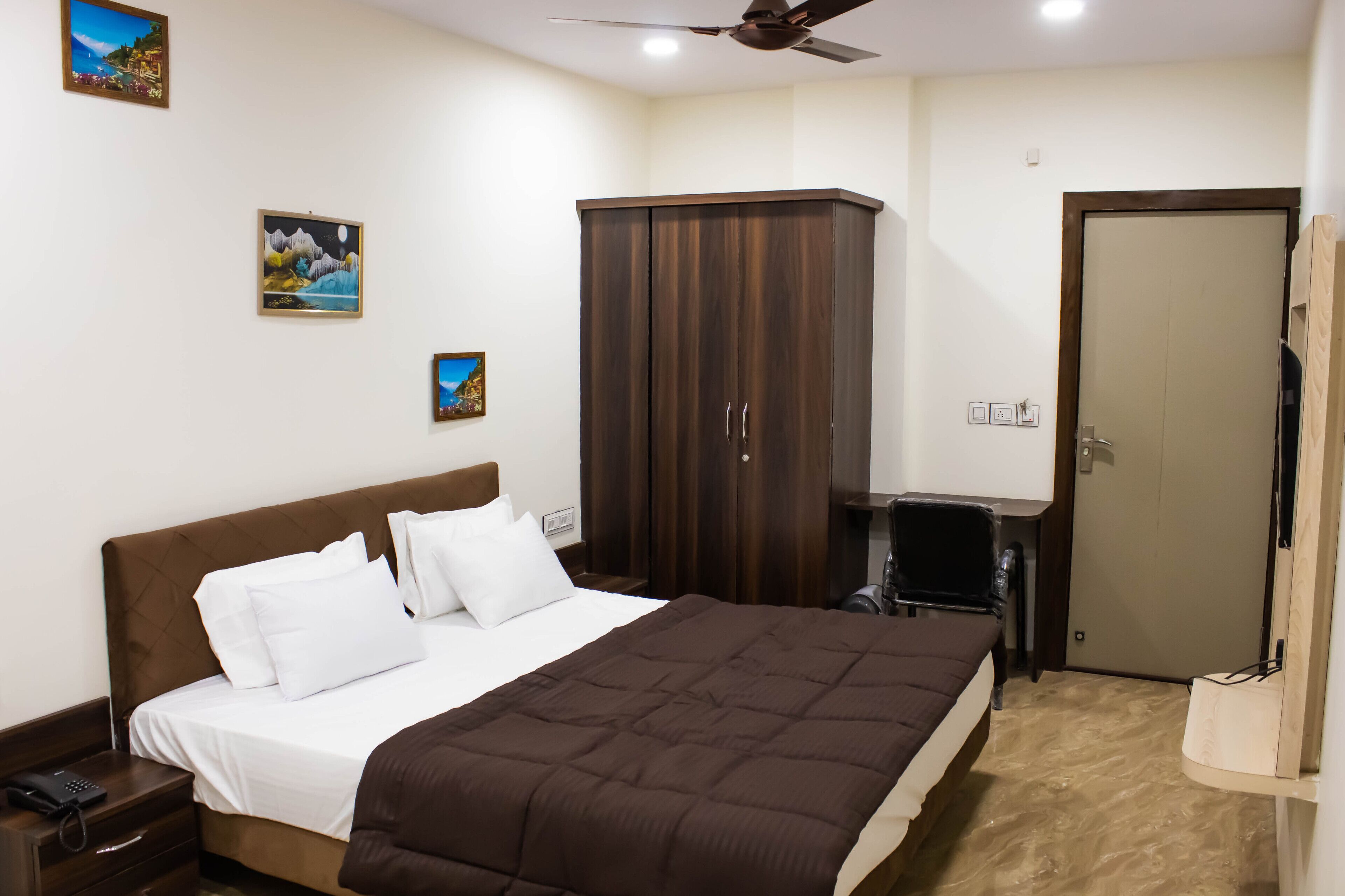 deluxe room | desk, laptop workspace, free wifi